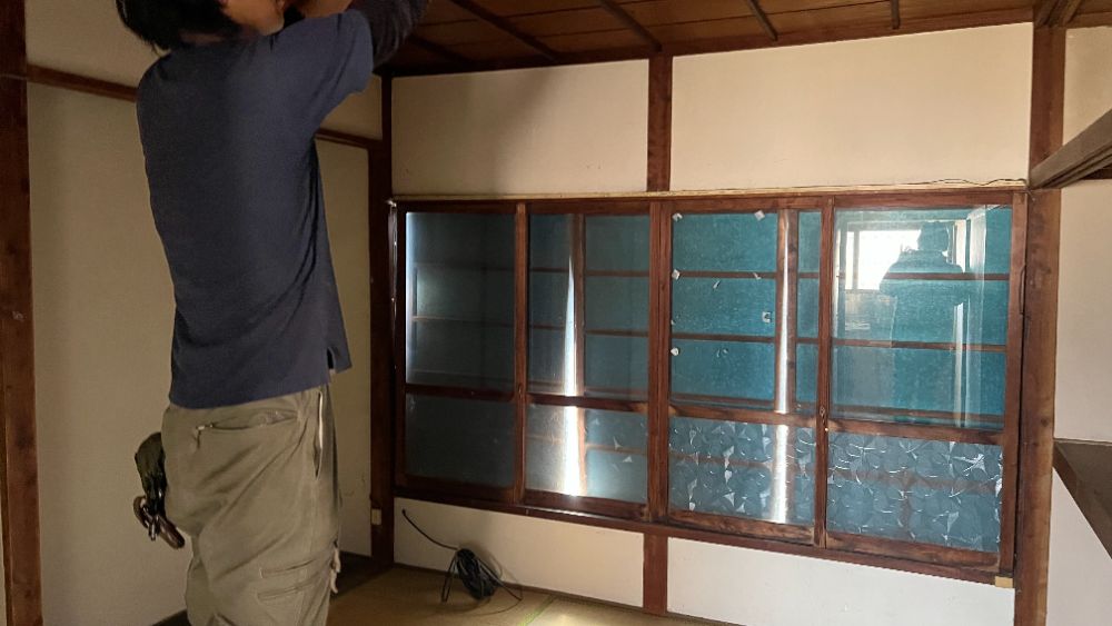 作業後：不用品をすべて搬出し、建具と棚が現れた室内