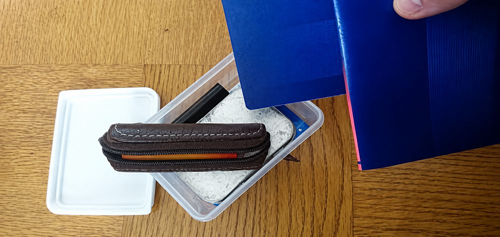 お預かりした品を箱に収めて記録・報告する様子